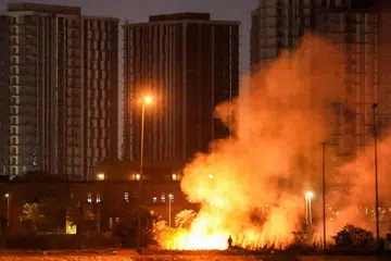 Api marak di luar kawasan ibu pejabat Kedutaan Amerika Syarikat di “Zon Hijau” Baghdad susulan serangan dron dan roket pada 17 Mac 2026. 