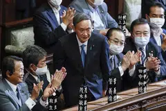 PELANTIKAN DIALU-ALU: Encik Yoshihide Suga (tengah) menerima tepukan daripada rakan-rakannya selepas dilantik sebagai Perdana Menteri Jepun yang baru dalam sidang luar biasa parlimen di Tokyo semalam. - Foto EPA-EFE