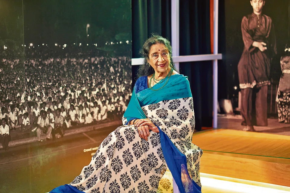 Dr Uma Rajan membuat persembahan di Aneka Ragam Ra’ayat pada lewat 1950-an, di mana seniman pelbagai kaum berkongsi pentas dan ruang belakang pentas yang sama.                                     