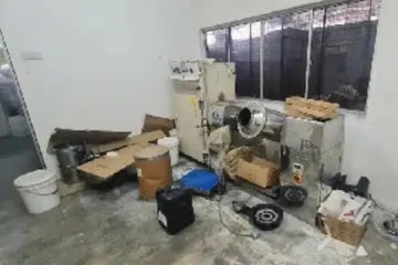 PROSES UBAT PALSU: Peralatan pemprosesan dan ubat-ubatan yang dipercayai tanpa kelulusan Kementerian Kesihatan ditemui dalam serbuan polis.