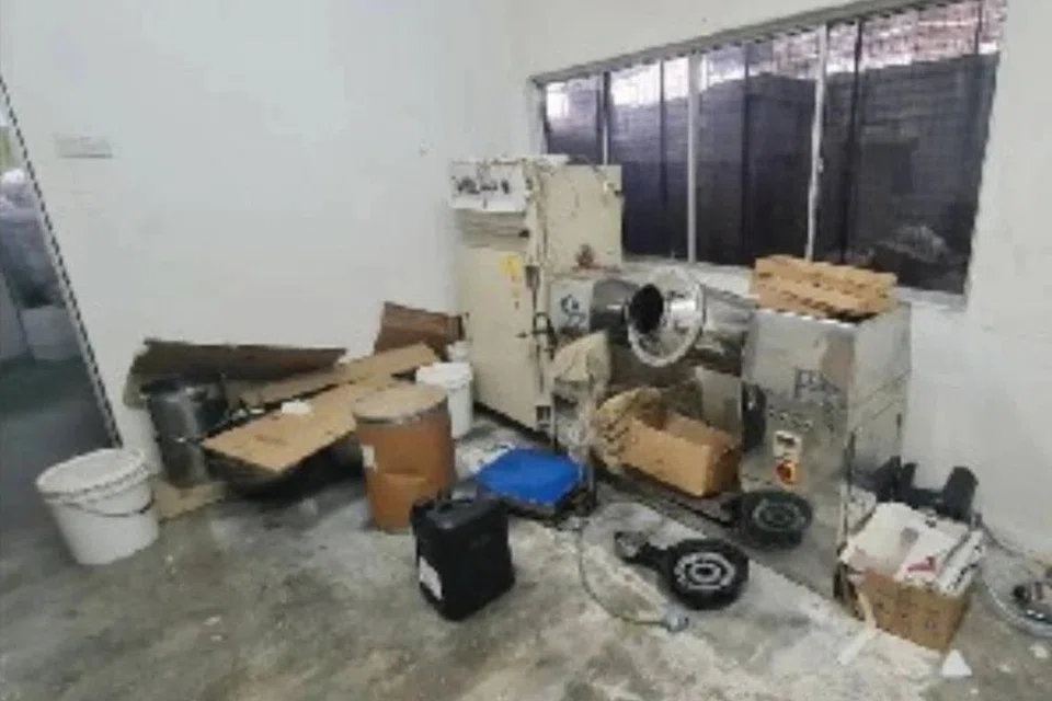 PROSES UBAT PALSU: Peralatan pemprosesan dan ubat-ubatan yang dipercayai tanpa kelulusan Kementerian Kesihatan ditemui dalam serbuan polis.