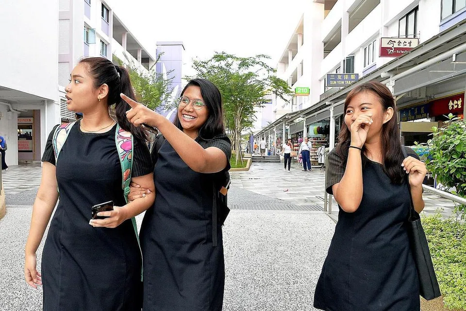 SINGGAH SELEPAS SEKOLAH: Cik Hardyanti Hassan (kanan) bersama rakan sekolahnya, (dari kiri) Cik Nur Sarah Zainal dan Cik Hanie Sofea Sazalie, sempat ke Pusat Bandar Bedok selepas waktu sekolah untuk membeli-belah.