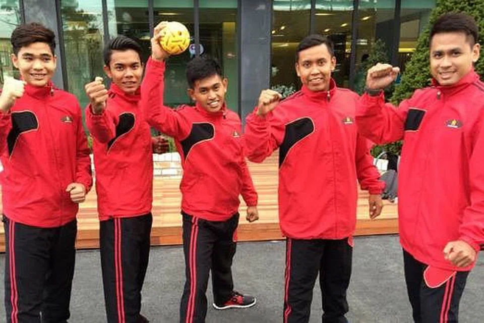 LIMA SERANGKAI HARAPAN: Pasukan nasional yang terdiri daripada (dari kiri) Muhammad Asri, Muhammad A'fif, Asfandi, Muhammad Farhan dan Mohamad Farhan yakin dapat mengulangi kejayaan di Melaka Februari lalu. - Foto PERSES