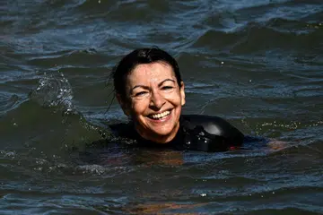 Datuk Bandar Paris, Cik Anne Hidalgo (gambar), berenang di sungai Seine, sebagai usaha meyakinkan orang ramai mengenai kebersihan sungai itu bagi Sukan Olimpik dan Paralimpik 2024.  