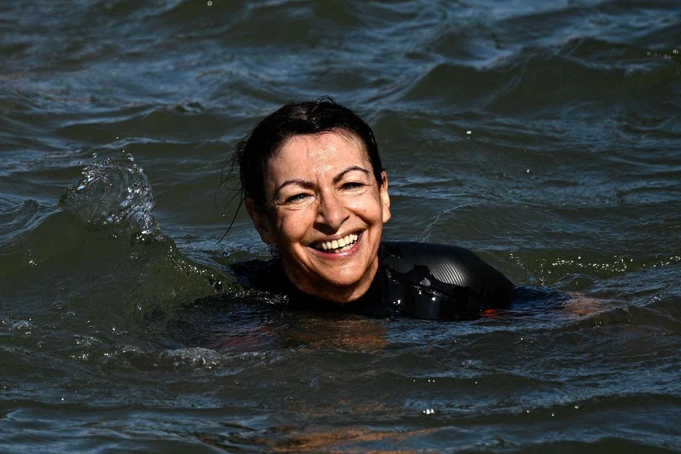 Datuk Bandar Paris, Cik Anne Hidalgo (gambar), berenang di sungai Seine, sebagai usaha meyakinkan orang ramai mengenai kebersihan sungai itu bagi Sukan Olimpik dan Paralimpik 2024.  