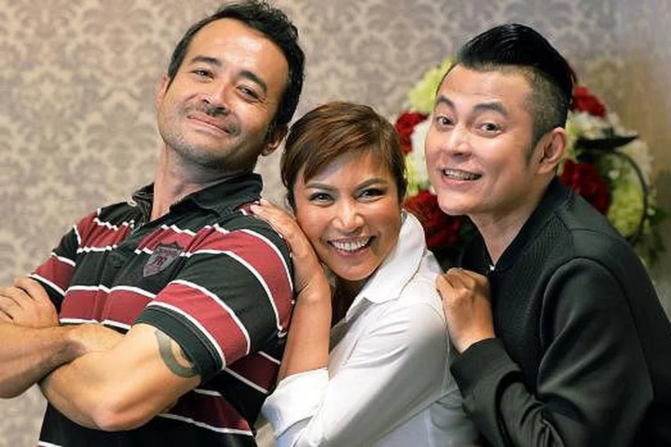 DALAM MUZIKAL: (Dari kiri) Pelakon Tony Eusoff. pelakon dan Ketua Pegawai Eksekutif syarikat seni Enfiniti Vision Media, Datin Seri Tiara Jacquelina serta pengacara Datuk Aznil Nawawi, akan tampil dalam muzikal 'P. Ramlee The Musical' yang akan dipentaskan di Johor dan Melaka bulan ini. - Foto KHALID BABA 