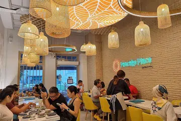 BIJAK 'HIDU' PELUANG: Kafe pankek yang baru ini, yang dibuka oleh Cik Widyanty, menyediakan pankek kreatif halal yang mempunyai permintaan tinggi oleh pelanggan. - Foto PANCAKE PLACE BY ROYZ ET VOUS 