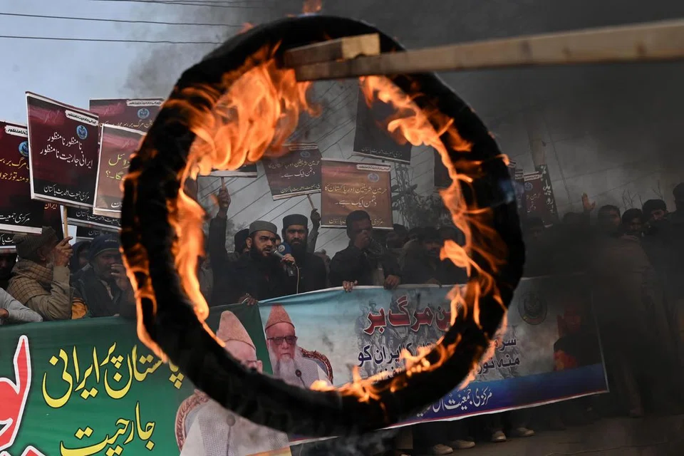 BANTAHAN DI PAKISTAN: Penyokong kumpulan agama Markazi Jamiyat Ahle Hadith Pakistan lakukan bantahan terhadap serangan peluru berpandu Iran di perkampungan sempadan Pakistan di wilayah Balochistan, di Lahore, Pakistan, pada 19 Januari 2024
