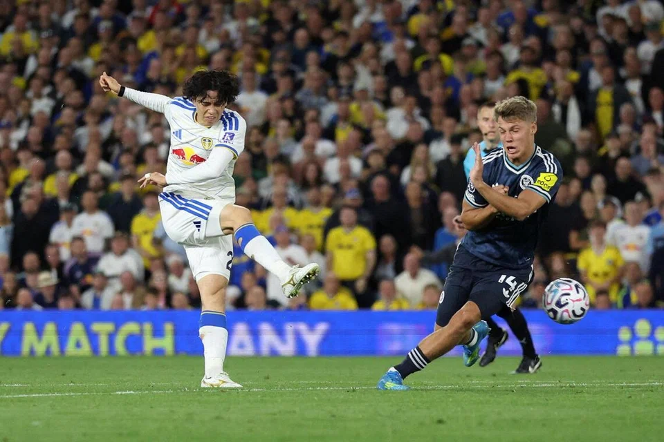 Pemain Leeds United, Ao Tanaka (kiri), melepaskan rembatan yang terpesong dua kali sebelum terkena pemain Newcastle United, Lewis Miley, lalu direkodkan sebagai gol sendiri dalam aksi Liga Perdana England (EPL) di Elland Road, Leeds, England, pada 14 September.