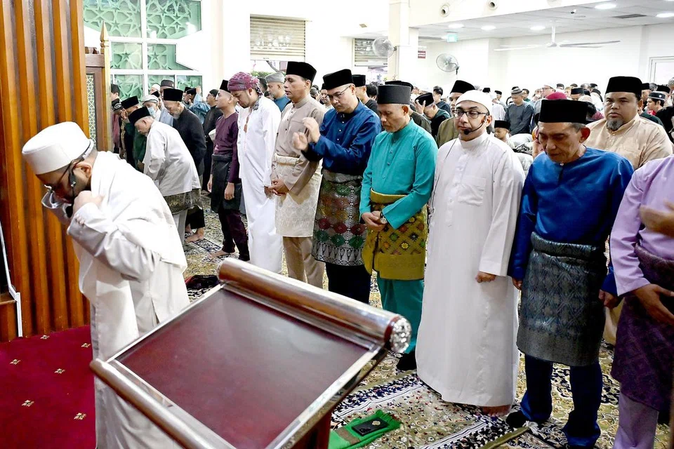 Menteri Bertanggungjawab bagi Ehwal Masyarakat Islam, Encik Masagos Zulkifli Masagos Mohamad (barisan depan, empat dari kanan) menunaikan solat Hari Raya Aidilfitri bersama dengan sekitar 3500 anggota jemaah di Masjid Al-Iman pada 31 Mac, yang diimamkan oleh Mufti, Dr Nazirudin Mohd Nasir (kiri). Bersama beliau menunaikan solat Hari Raya Aidilfitri sesi pertama itu adalah Presiden Muis, Encik Sa’at Abdul Rahman (dua dari kanan); Pengerusi Masjid Al-Iman, Encik Ridzwan Abu Bakar (lima dari kanan); dan Ketua Eksekutif Muis, Encik Kadir Maideen (enam dari kanan).