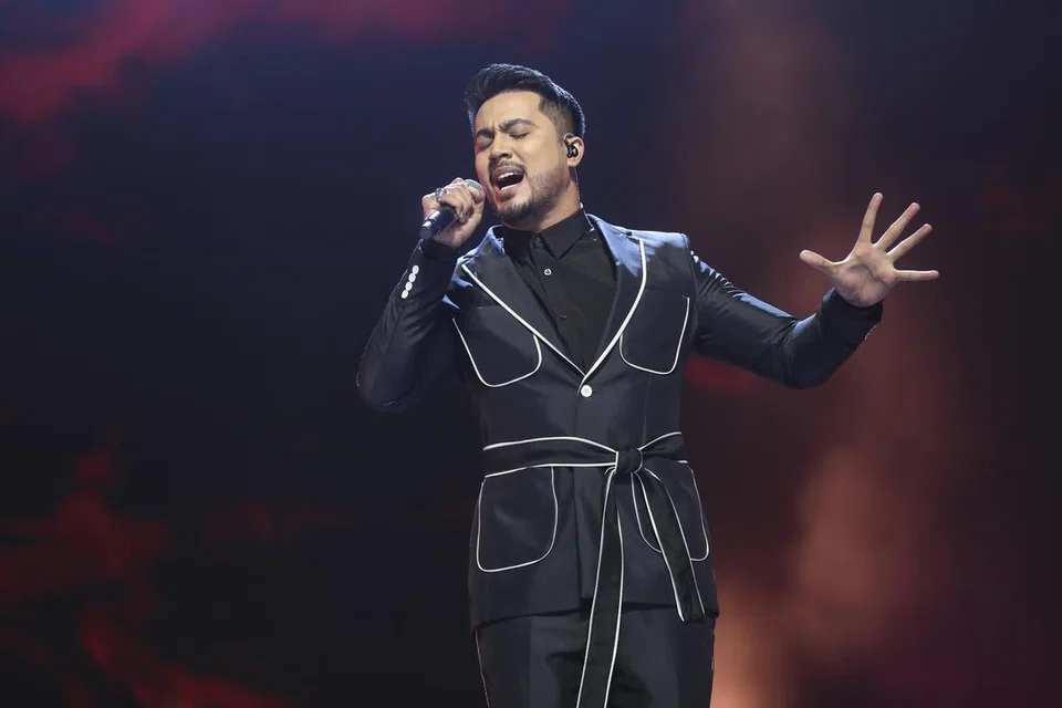 ADA PENINGKATAN: Walaupun masih dalam kelompok tangga terbawah dalam peraduan nyanyian ‘All Stars Gegar Vaganza 10’, penyanyi Singapura, Aliff Aziz, terus berusaha membuktikan kemampuan diri.  