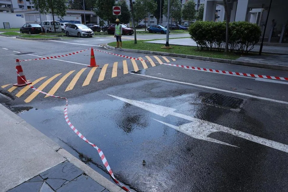 Limpahan air sisa antara Blok 619 dan 623 di Bedok Reservoir Road pada 7 Ogos.