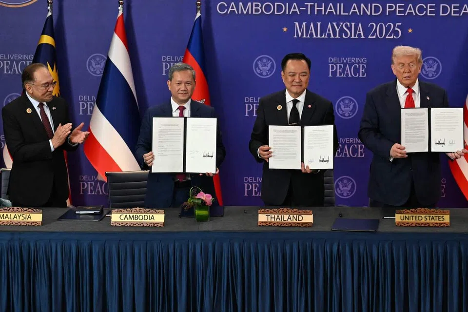 Presiden Amerika Syarikat, Encik Donald Trump (kanan) dan Perdana Menteri Malaysia, Datuk Seri Anwar Ibrahim (kiri) menyaksikan deklarasi bersama mengenai perjanjian damai yang digelar ‘Perjanjian Damai KL’ yang ditandatangani oleh Perdana Menteri Thailand, Encik Anutin Charnvirakul (dua dari kanan) dan Perdana Menteri Kemboja, Encik Hun Manet (dua dari kiri) di luar Sidang Puncak Asean ke-47 yang diadakan di Kuala Lumpur, Malaysia, pada 26 Oktober.