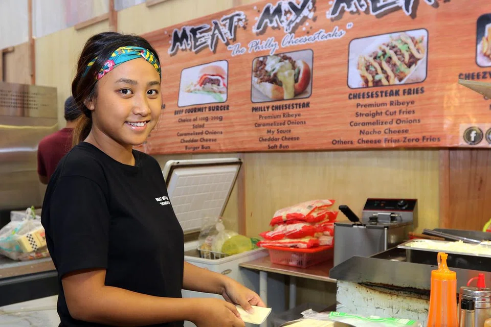CARI PENGALAMAN: Sementara menunggu keputusan permohonan memasuki Universiti Pengurusan Singapapura (SMU), Cik Marsya bekerja sambilan di gerai Meat My Meat di bazar Raya Geylang Serai. - Foto SHAHRIYA YAHYA