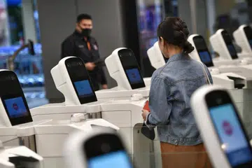 SISTEM AUTOMATIK: Penumpang berlepas dari Lapangan Terbang Changi boleh melalui pelepasan imigresen automatik menggunakan data biometrik seperti cap jari dan imbasan mata tanpa memerlukan pasport mulai 2024.