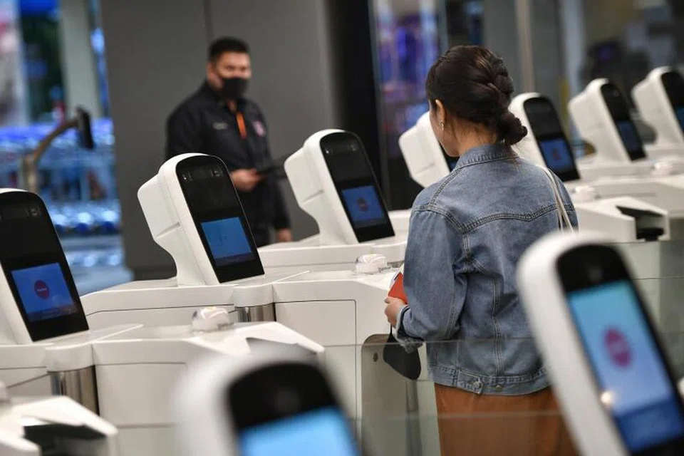 SISTEM AUTOMATIK: Penumpang berlepas dari Lapangan Terbang Changi boleh melalui pelepasan imigresen automatik menggunakan data biometrik seperti cap jari dan imbasan mata tanpa memerlukan pasport mulai 2024.