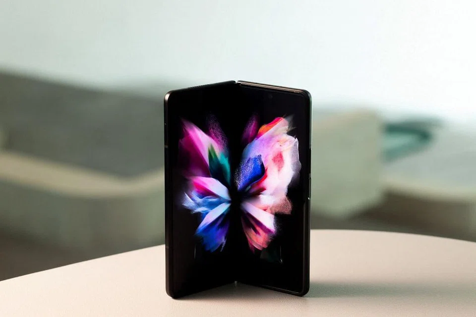 Telefon bijak yang boleh dilipat Samsung Galaxy Z Fold3. - Foto REUTERS