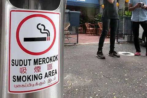 LARANGAN DITERUSKAN: Kementerian Kesihatan Malaysia menyambut baik keputusan Mahkamah Tinggi Kuala Lumpur yang menolak permohonan semakan kehakiman ke atas pewartaan semua tempat makan awam terbuka sebagai kawasan larangan merokok. - Foto THE STAR