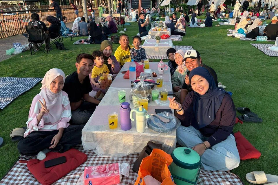 Cik Hazirah Yunos, 40 tahun (kanan, depan) bersama ahli keluarganya berkelah di ‘Piknik Iftar’ Putrajaya.