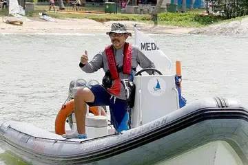 DARI KACA TELEVISYEN KE TENGAH LAUT: Bekas pengacara rancangan Selamat Pagi Singapura sekitar 2005 itu kini memilih bertugas di Pusat Layar Nasional di Taman East Coast berbekalkan minatnya untuk mendalami sukan layar - kegiatan yang turut diceburi isteri dan kedua-dua anaknya. - Foto ihsan LUKMAN NURHAKIM SAMAD