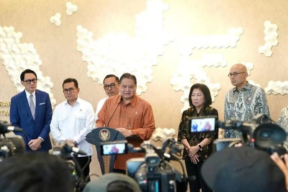 Menteri Perdagangan Budi Santoso (dua dari kiri;  Timbalan Menteri Pelaburan dan Hiliran Todotua Pasaribu (tiga dari kiri); Menteri Koordinator Bidang Ekonomi Airlangga Hartarto (tengah); Timbalan Ketua Majlis Ekonomi Negara Mari Elka Pangestu (tiga dari kanan), dan Timbalan Menteri Luar Negeri Arrmanatha Nasir (dua dari kanan kanan) bersiap sedia untuk memberi taklimat kepada media pada 14 April 2025, selepas mengadakan mesyuarat mengenai rundingan tarif Amerika Syarikat di pejabat Airlangga di Jakarta.