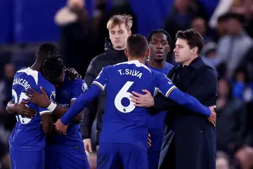 AGAK KECEWA: Mauricio Pochettino (kanan) bersalaman dengan para pemainnya yang kelihatan agak kecewa selepas tewas tipis kepada Middlesbrough. 