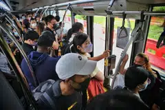 SANGGUP RENTAS SEMPADAN: Bas yang menuju ke Koswe penuh dengan pekerja Malaysia yang bekerja di Singapura. - Foto fail