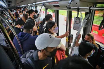 SANGGUP RENTAS SEMPADAN: Bas yang menuju ke Koswe penuh dengan pekerja Malaysia yang bekerja di Singapura. - Foto fail