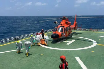 Anggota penyelamat Indonesia membawa beg mayat mangsa feri Virgo Transport 8 yang terbalik di Laut Jawa ketika dalam perjalanan dari Surabaya, Jawa Timur, ke Banjarmasin, Kalimantan Selatan, pada 22 September 2026. Angka korban meningkat kepada 26 orang pada 23 September, manakala 109 lagi masih hilang dan 108 terselamat.