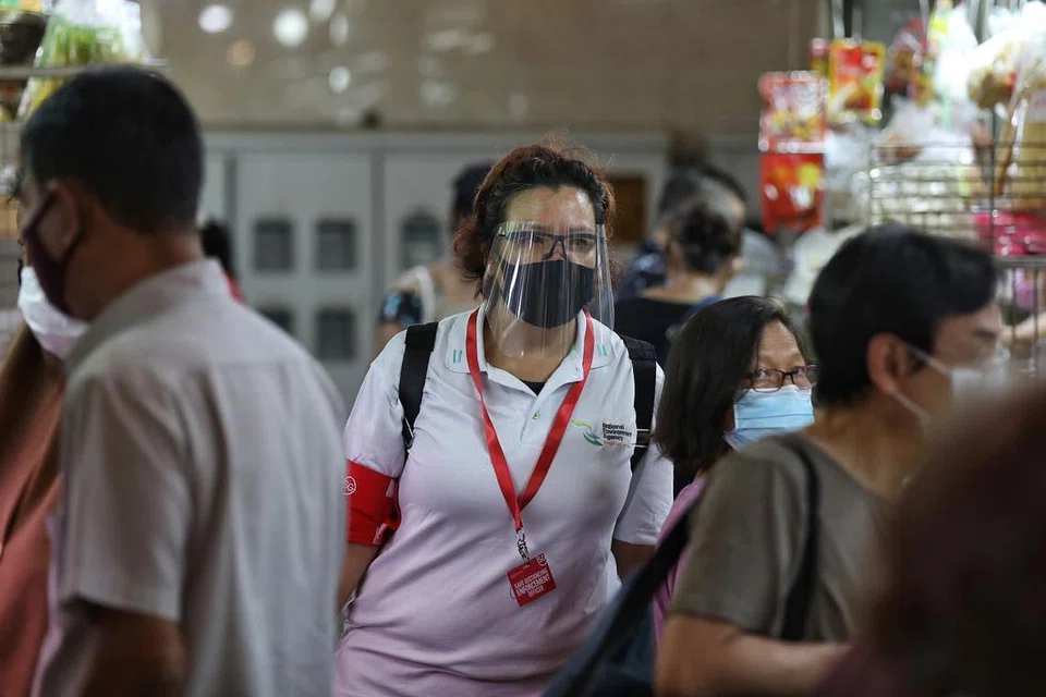 Seorang Pegawai Sekitaran dilihat sedang meronda pasar Chong Pang pada 23 April 2020: - FOTO: JOEL CHAN