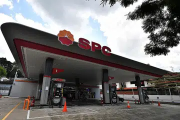 TIDAK LAGI PALING MURAH: Harga minyak petrol oktana 95 di SPC ialah $2.15 seliter jika membayar menggunakan kad kredit. Bagi pembayaran melalui kad kredit, SPC jenama kedua termahal bagi gred petrol paling popular itu. - Foto BH oleh LIM YAOHUI