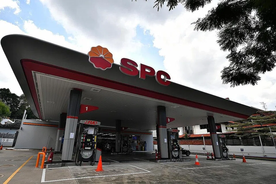 TIDAK LAGI PALING MURAH: Harga minyak petrol oktana 95 di SPC ialah $2.15 seliter jika membayar menggunakan kad kredit. Bagi pembayaran melalui kad kredit, SPC jenama kedua termahal bagi gred petrol paling popular itu. - Foto BH oleh LIM YAOHUI
