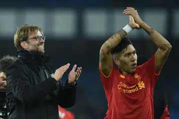 UNTUK PEMINAT: Pengurus Liverpool, Jurgen Klopp (kiri), dan pemain tengah Liverpool, Roberto Firmino, memberikan tepukan kepada penyokong mereka selepas perlawanan menentang Everton baru-baru ini. - Foto AFP 