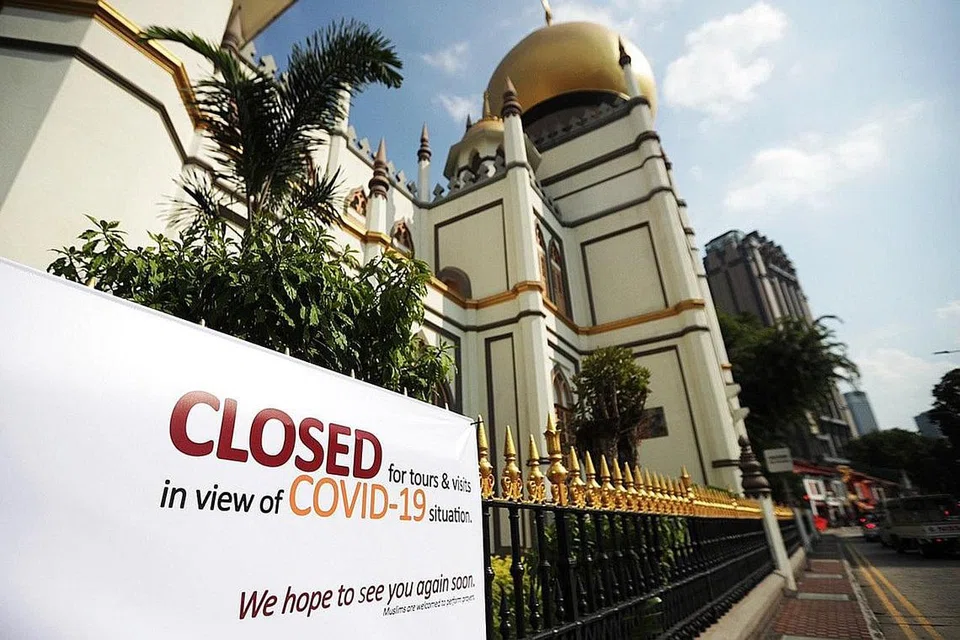 PRIHATIN: Dr Nazirudin berkata apabila virus Covid-19 mula merebak, beliau khuatir bagaimana ia boleh menjejas kesihatan masyarakat maka keputusan dibuat untuk menutup masjid bagi membendung penularan. - Foto fail 