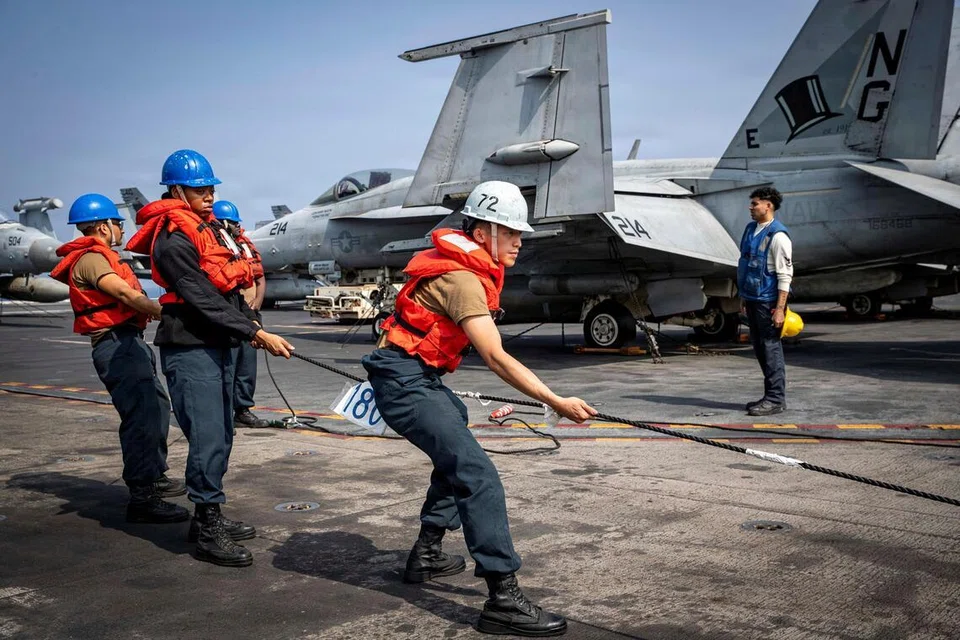 Kelasi Tentera Laut Amerika Syarikat menarik tali di dek penerbangan kapal induk kelas Nimitz, ‘USS Abraham Lincoln’, semasa operasi pengisian bekalan di Laut Arab, pada 4 Februari 2026