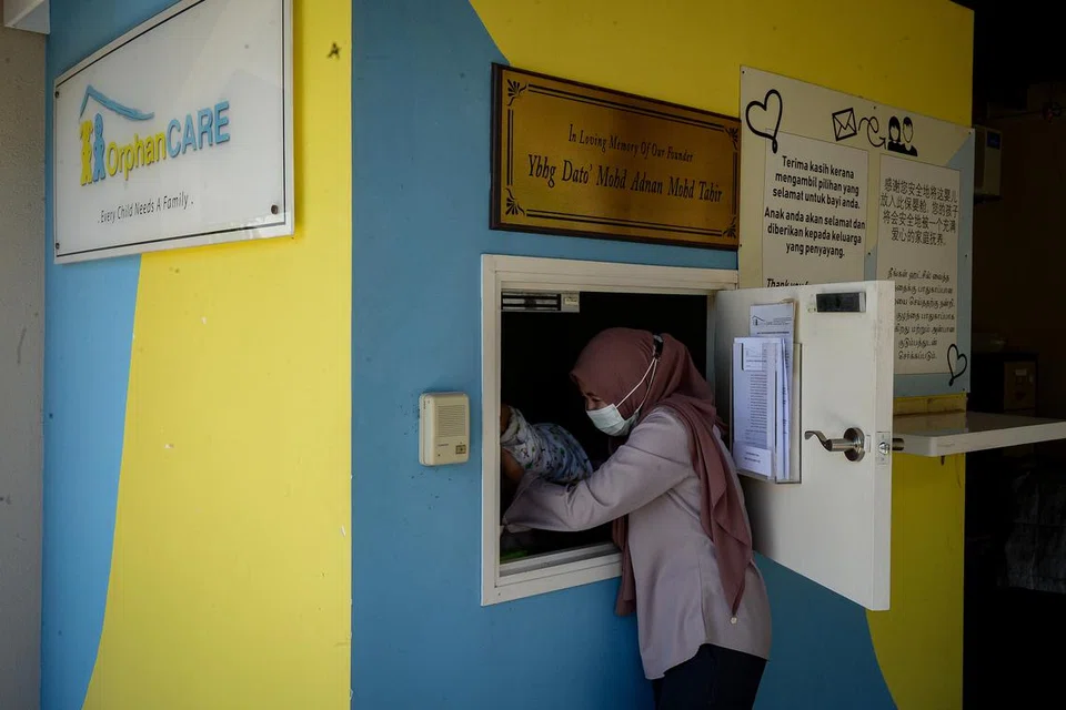 SELAMATKAN NYAWA: Seorang kakitangan Yayasan OrphanCare menunjukkan cara bayi diletakkan ke peti pelindung ‘Baby Hatch’, bagi membendung masalah pembuangan bayi terutama di bandar besar di Malaysia.