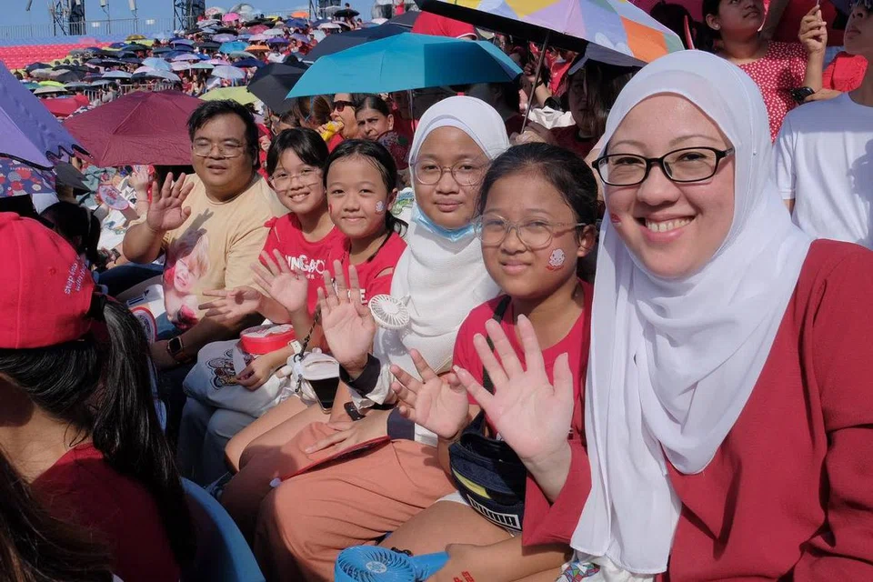 BERI SOKONGAN KEPADA SUAMI: Cik Zandy Tan (paling kanan) hadir di Padang bersama anak-anak dan temannya demi memberi sokongan kepada suaminya yang menyertai kontinjen PSA.