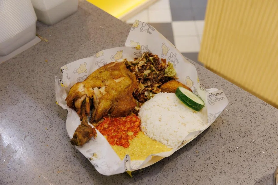 Hidangan ayam gepuk dijual pada harga $9.90.