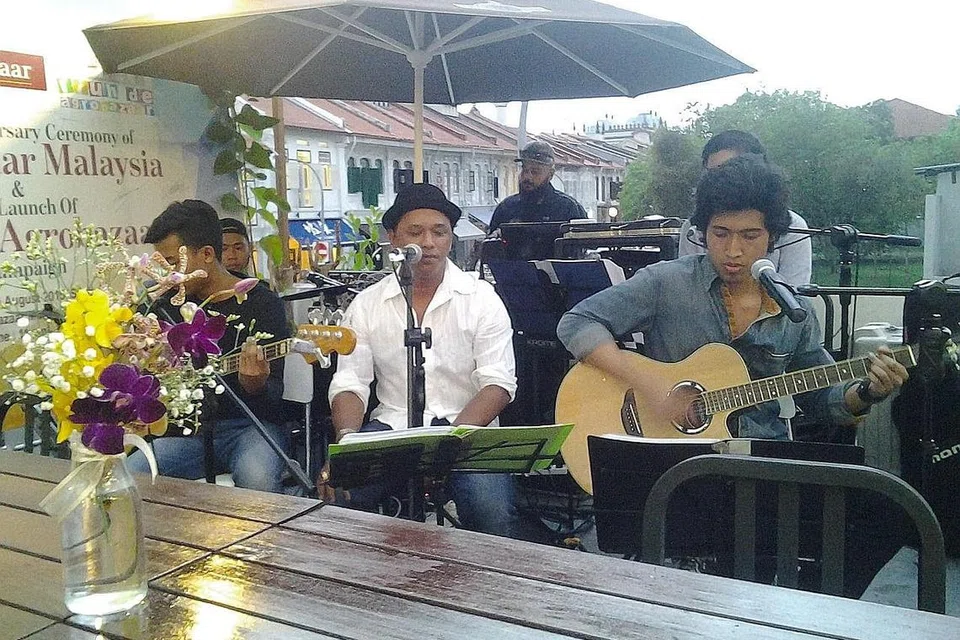 'PUSAT SEHENTI': Agrobazaar Malaysia di Sultan Gate mengadakan persembahan muzik di kedainya yang menggabungkan kedai runcit, kafe dan restoran di bawah satu bumbung. - Foto fail