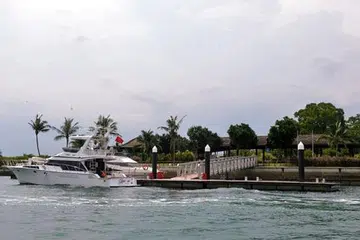 PELUANG NIKMATI SUASANA ROMANTIS: Mempelai yang mengadakan majlis perkahwinan di ONE°15 Marina Club di Sentosa bakal dibawa bersiar-siar dengan bot persiaran di perairan pulau-pulau selatan. - Foto-foto KHALID BABA