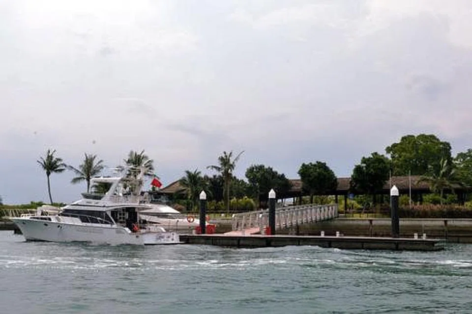 PELUANG NIKMATI SUASANA ROMANTIS: Mempelai yang mengadakan majlis perkahwinan di ONE°15 Marina Club di Sentosa bakal dibawa bersiar-siar dengan bot persiaran di perairan pulau-pulau selatan. - Foto-foto KHALID BABA
