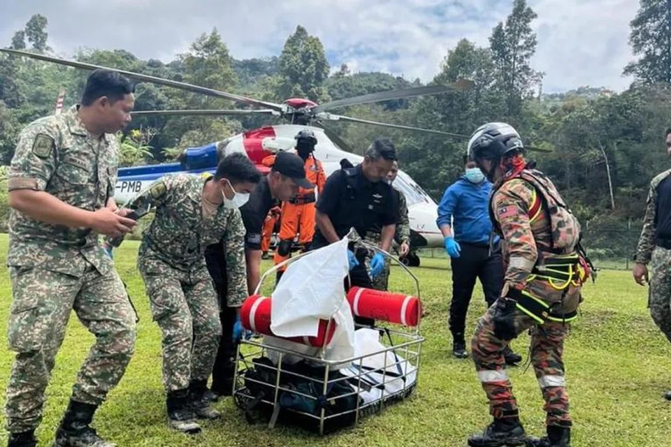 SUDAH DITEMUI: Pendaki warga India, Encik Nandan Suresh Nadkarni, 44 tahun yang dilaporkan hilang selepas mendaki Gunung Jasar, Cameron Highlands, Pahang, pada 22 September 2023 ditemui maut dan mayatnya dibawa turun dengan helikopter oleh pasukan mencari dan menyelamat pada pagi Ahad. 