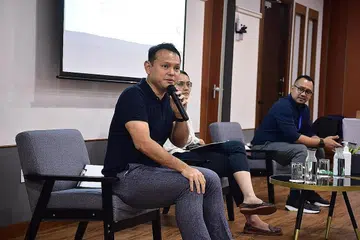 PENTINGNYA BELIA: Encik Zaqy Mohamad dan Dr Shahira Abdullah menekankan bahawa pembangunan peribadi dan pembelajaran sepanjang hayat penting buat belia. - Foto YAYASAN MENDAKI