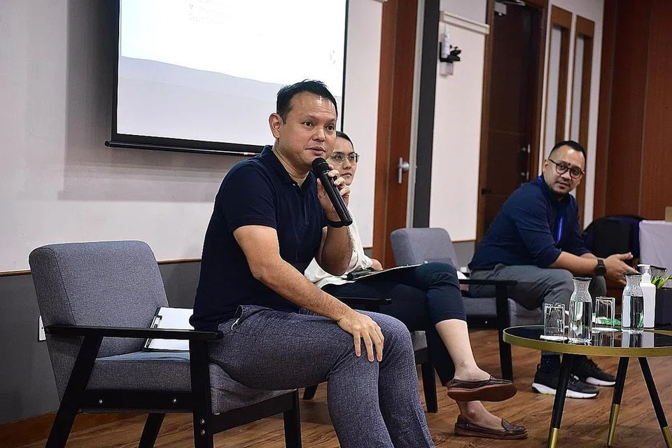 PENTINGNYA BELIA: Encik Zaqy Mohamad dan Dr Shahira Abdullah menekankan bahawa pembangunan peribadi dan pembelajaran sepanjang hayat penting buat belia. - Foto YAYASAN MENDAKI