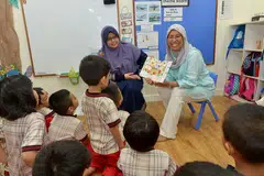 TAMBAH TEMPAT: Pengerusi Lembaga Pengarah 7oaks, Cik Siti Habiah Siraj (atas), berkata pihaknya dijangka menambah tempat bagi membolehkan tambahan 100 kanak-kanak mengikuti kelas di pusat jagaan kanak-kanak PPIS. - Foto TUKIMAN WARJI