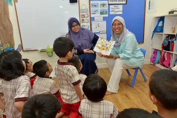 TAMBAH TEMPAT: Pengerusi Lembaga Pengarah 7oaks, Cik Siti Habiah Siraj (atas), berkata pihaknya dijangka menambah tempat bagi membolehkan tambahan 100 kanak-kanak mengikuti kelas di pusat jagaan kanak-kanak PPIS. - Foto TUKIMAN WARJI