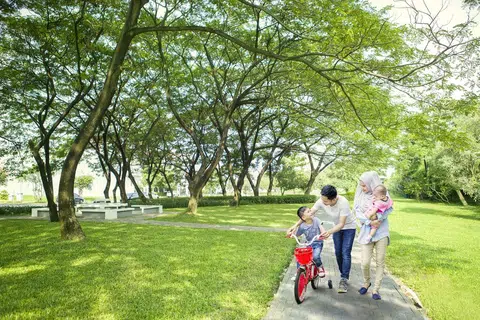 Dengan membentuk keluarga yang berpaksikan tauhid dan pengajaran daripada surah Al-Fatihah, kita dapat menghasilkan generasi yang menjadikan iman dan ketakwaan sebagai asas dalam kehidupan keluarga.