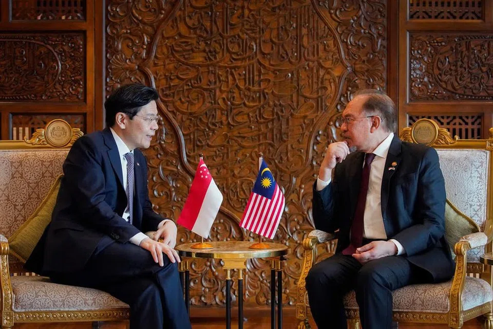Perdana Menteri Lawrence Wong (kiri) bersama Perdana Menteri Malaysia, Datuk Seri Anwar Ibrahim dalam pertemuan semasa Rahat Pemimpin Malaysia-Singapura ke-11 pada Januari 2025. 