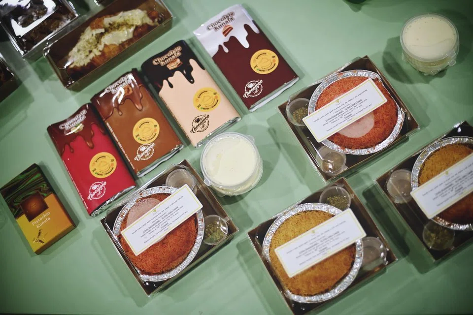 Pelbagai jenis manisan berasas kunafa dihasilkan peniaga lain yang ditinjau BM. Versi asli kunafa terletak di bawah kanan.