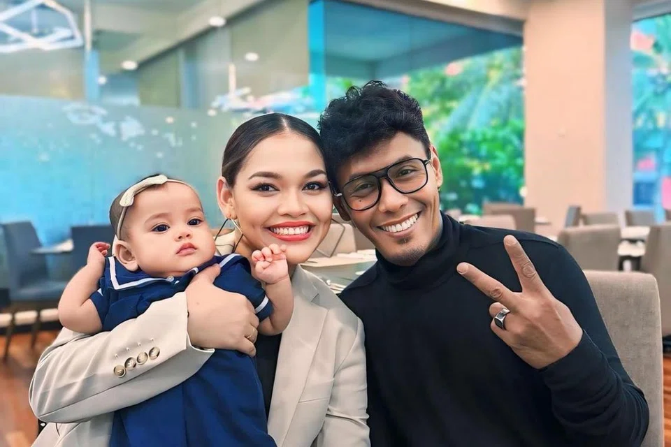 Fuad Rahman (kanan) dan Tom (tengah) bersama anak mereka yang berusia hampir sembilan bulan, Anggun, menekankan masa bermutu di rumah bagi memupuk ukhuwah keluarga.